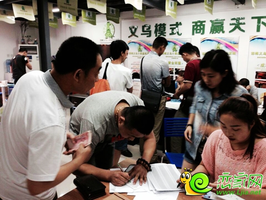 正在簽約的義烏小商品批發(fā)城外地商戶