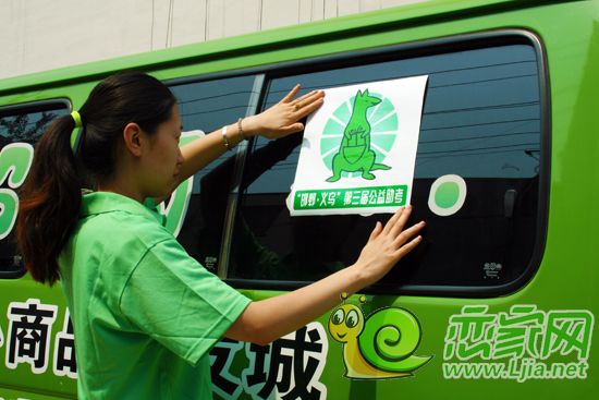 圖為江城志愿者正在為“高考應(yīng)急車”張貼禁行區(qū)通行標(biāo)識(shí)