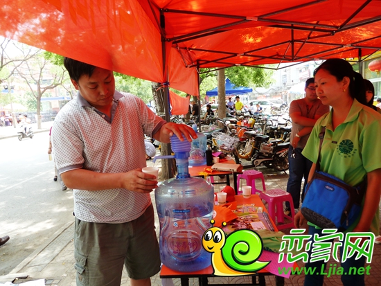 邯鄲義烏志愿者為考生家長(zhǎng)提供免費(fèi)飲用水
