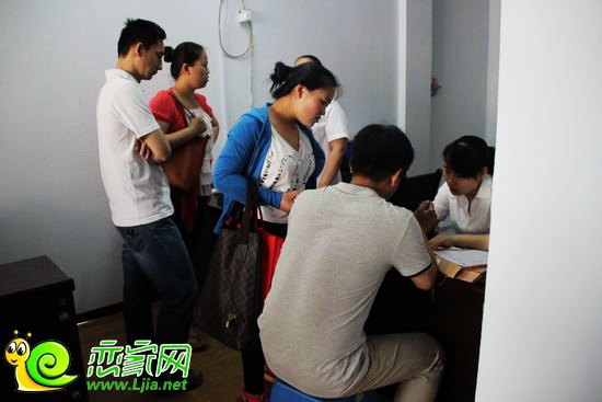 稽山御府天城業(yè)主在辦理交房手續(xù)