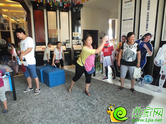 體感乒乓球游戲中的阿姨