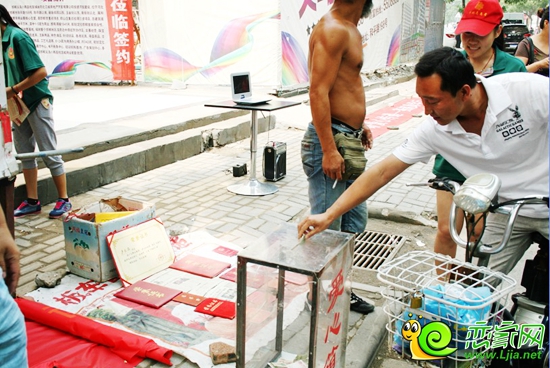 正在捐款的邯鄲市民