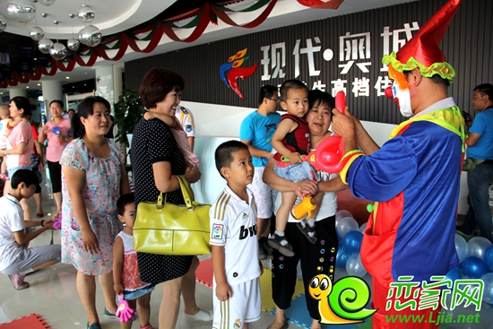 小丑與孩子們互動