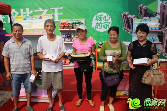 中獎(jiǎng)客戶合影