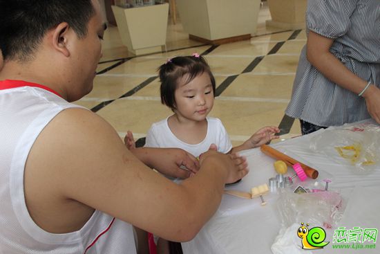 孩子在家長(zhǎng)幫助下制作餅干