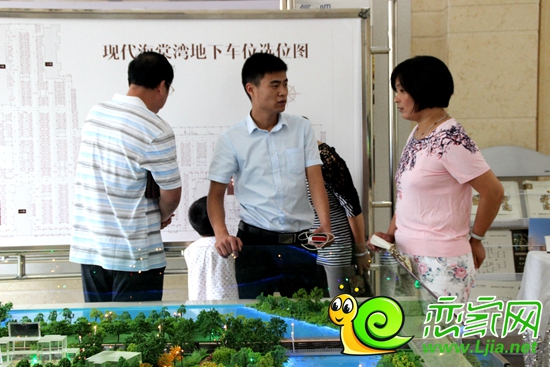 置業(yè)顧問向業(yè)主講解項目概況（2014.8.9）