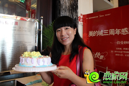 業(yè)主們手拿自己的戰(zhàn)利品（2014.8.9）