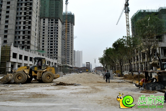 東西區(qū)接壤路面硬化（2014.9.9）