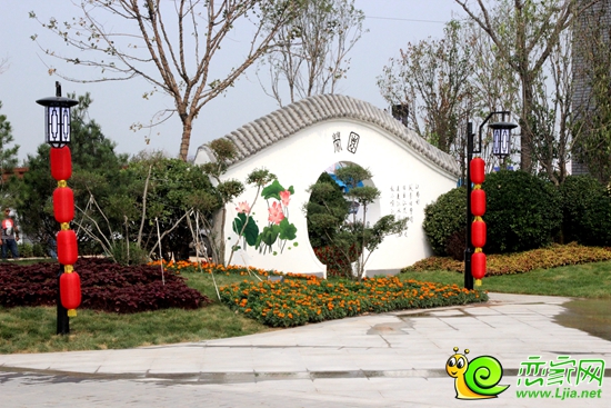 售樓處旁的景門