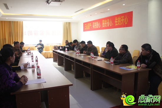海南淘房節(jié)發(fā)布會現(xiàn)場眾多媒體在認真聽董事長介紹