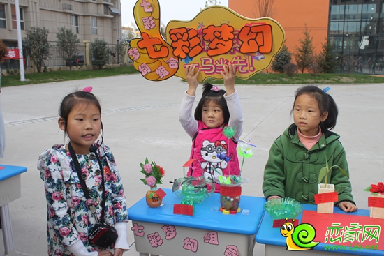 小學(xué)生在講解自己的作品（2014.11.6）
