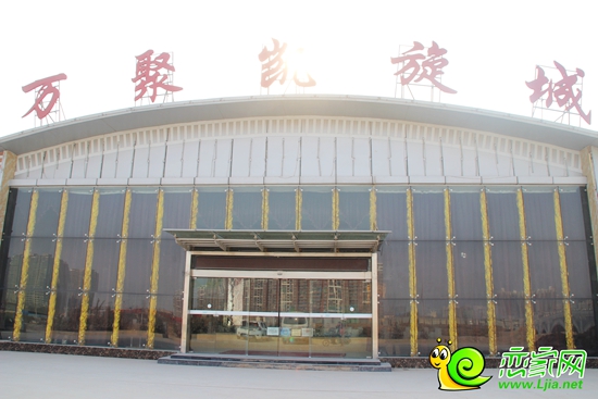 萬(wàn)聚凱旋城售樓部門口