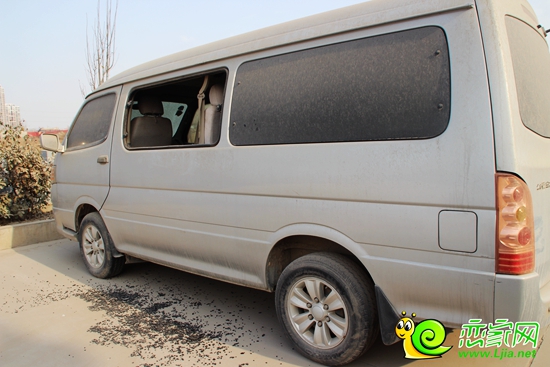 萬(wàn)聚凱旋城門前被砸車輛