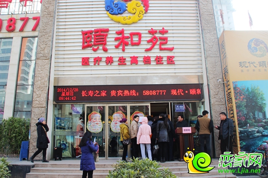 頤和苑客戶在排隊(duì)進(jìn)入選房區(qū)