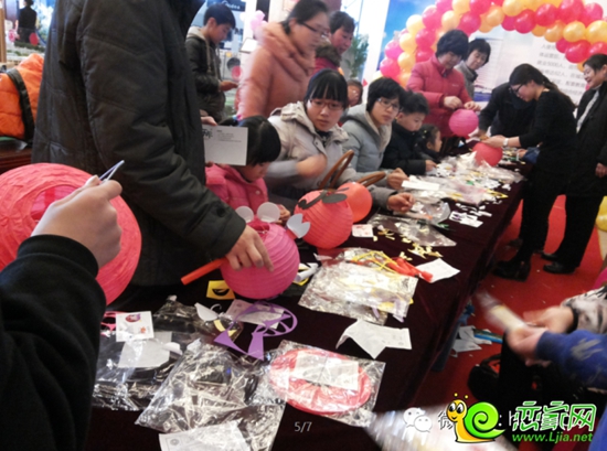 美的城客戶正在制作燈籠