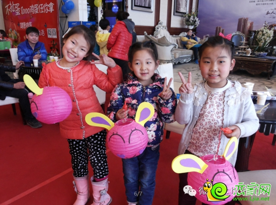 美的城玩兒的很嗨的小孩子們