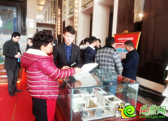 置業(yè)顧問在給客戶講解戶型