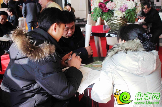 置業(yè)顧問在給客戶算價格