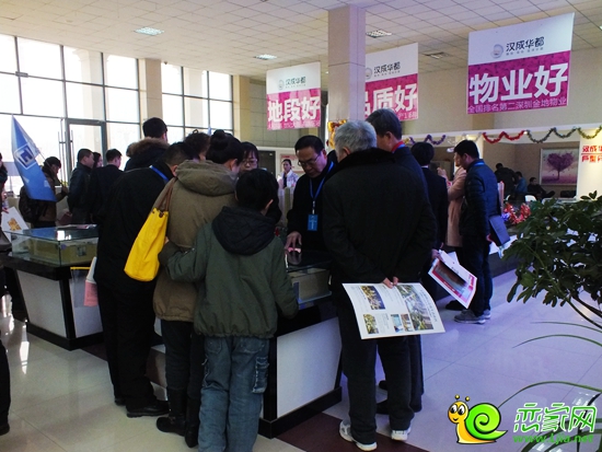 邯鄲電視臺首屆電視房展評審團(tuán)在查看漢成華都戶型