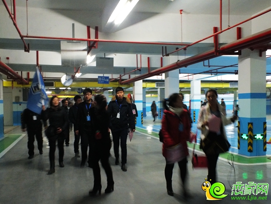 邯鄲電視臺首屆電視房展評審團(tuán)去漢成華都小區(qū)車位和車庫