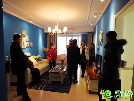 邯鄲電視臺首屆電視房展評審團(tuán)在漢成華都查看樣板間
