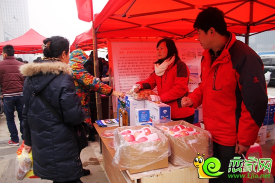 市民正在買蘋果