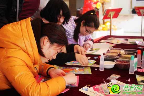 業(yè)主在認(rèn)真的拼著圖畫，回去給孩子玩兒