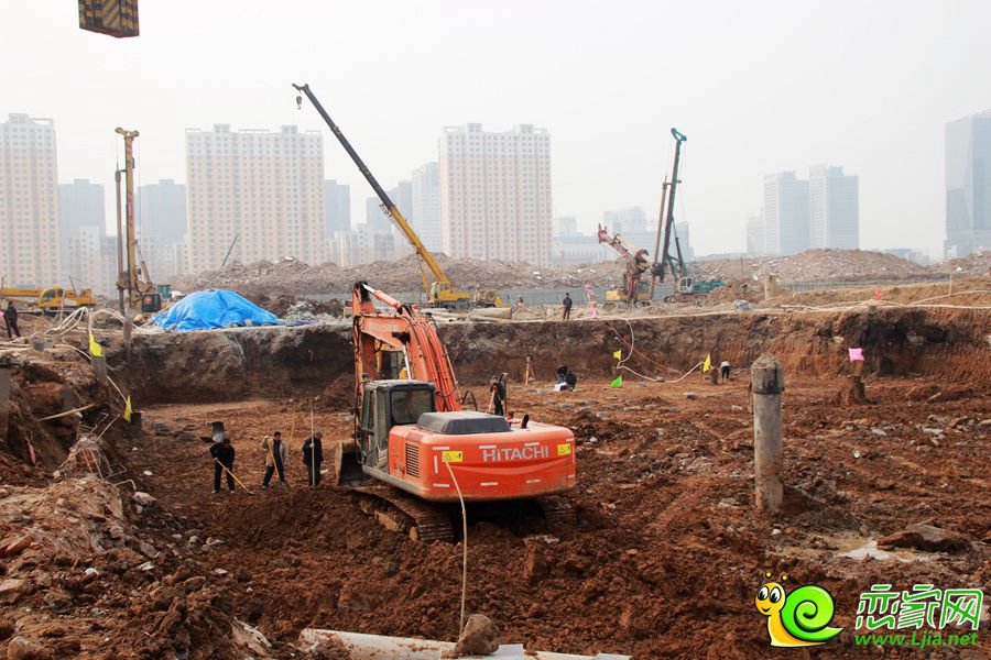 恒大名都工地正在挖槽（2015.03.01）