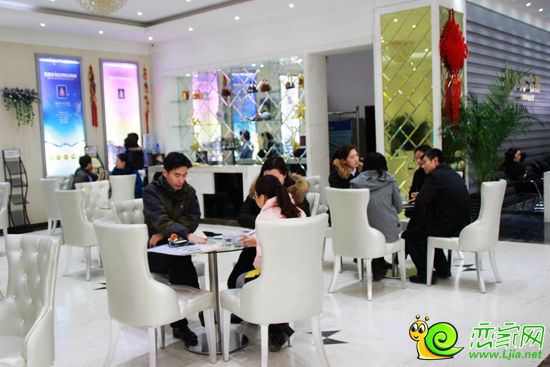 在中央名都售樓部內(nèi)咨詢的客戶
