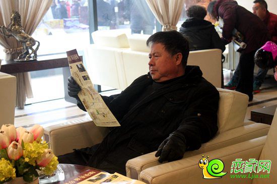 購房者在認真的看創(chuàng)鑫單頁