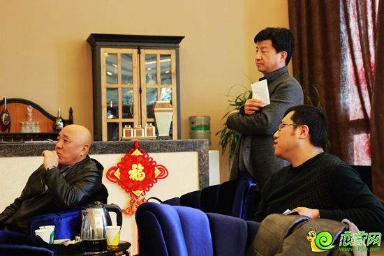 攝影協(xié)會的老師們在探討作品內(nèi)涵