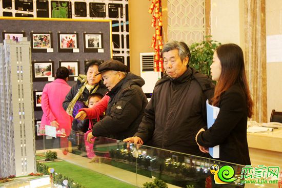 陽光新卓廣場置業(yè)顧問在給客戶講解項目