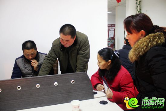 寶盛業(yè)主正在填寫表格