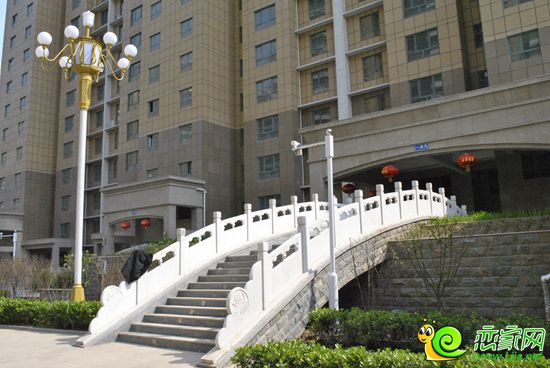 漢成華都小區(qū)業(yè)主入戶處的小橋