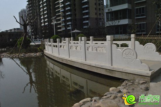 漢成華都小區(qū)內(nèi)的小橋流水