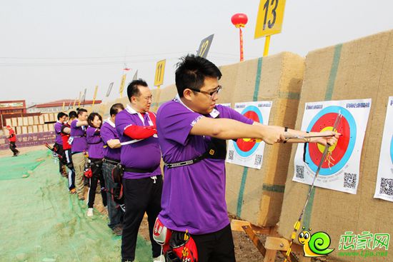 參賽選手在將自己比賽射的箭拔出來