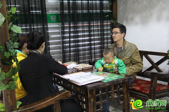 看房團(tuán)網(wǎng)友在現(xiàn)場(chǎng)咨詢(xún)