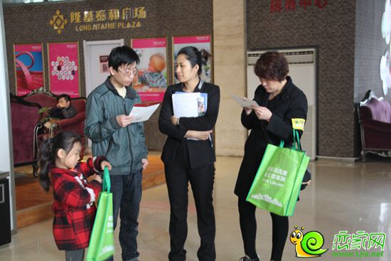 剛需購(gòu)房者在咨詢(xún)戶(hù)型