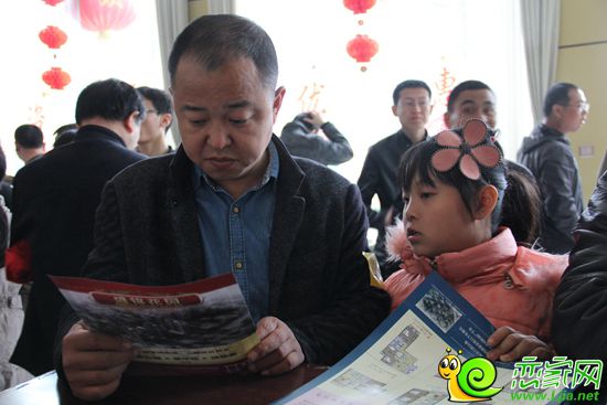 網(wǎng)友正在拿單頁查看戶型