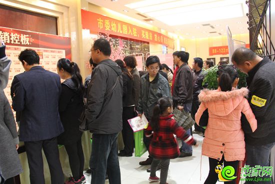 網友們正在看錦繡江南開盤的業(yè)績展板