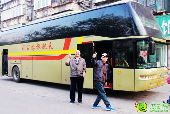 玉如意業(yè)主在車前開心的合影