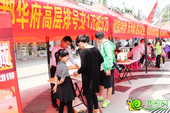 趙都華府展位前意向購房者在咨詢