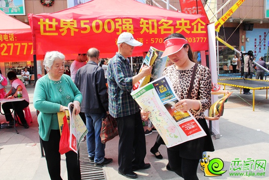 中船漢光華府展位前