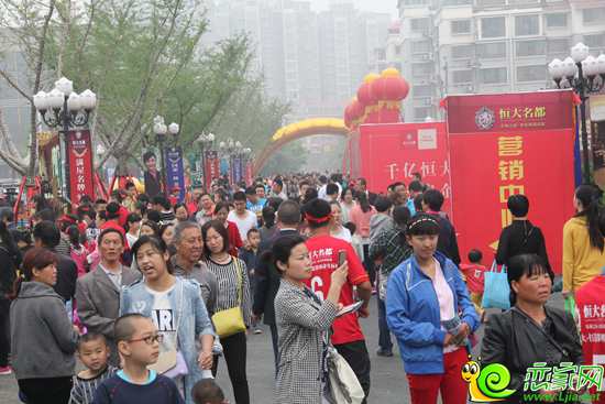 恒大名都5月3日的實景園林開放現(xiàn)場人頭攢動