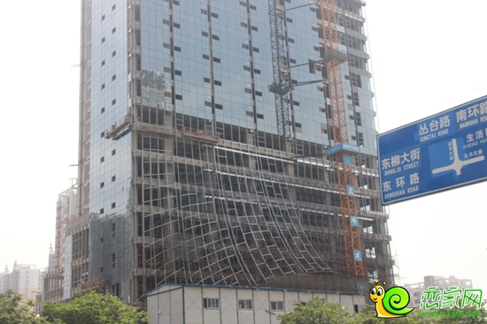 IFC弧形外立面正在安裝玻璃幕墻