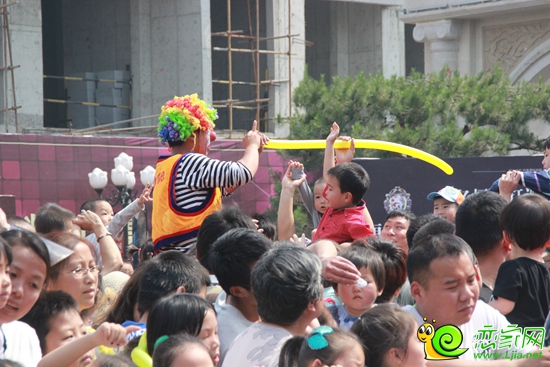 恒大名都園林內(nèi)小丑表演