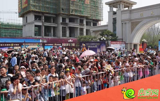 眾多客戶(hù)在觀看馬戲表演