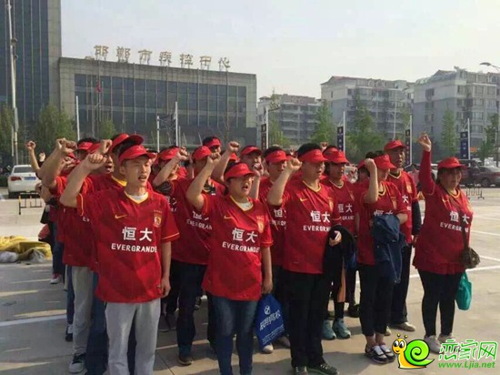 早上派單員在恒大名都售樓部前集合