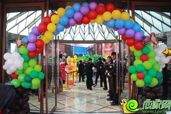 恒大名都置業(yè)顧問在門口接待客戶
