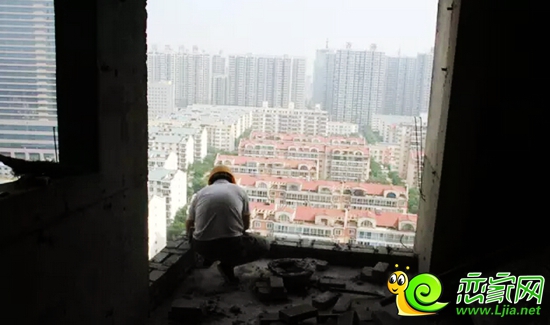 拉德芳斯工作人員正在施工